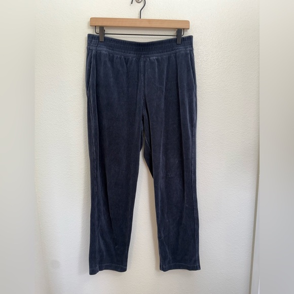 Lululemon Scuba Mid-Rise Wide-Leg Pant 7/8 Length *Velvet Cord True Navy Size 8 - Picture 5 of 12